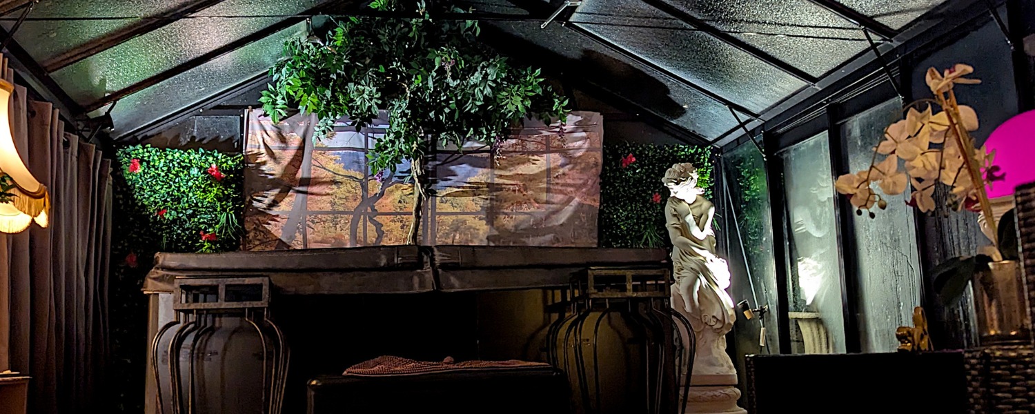 veranda du love gîte avec jacuzzi recouvert, le soir