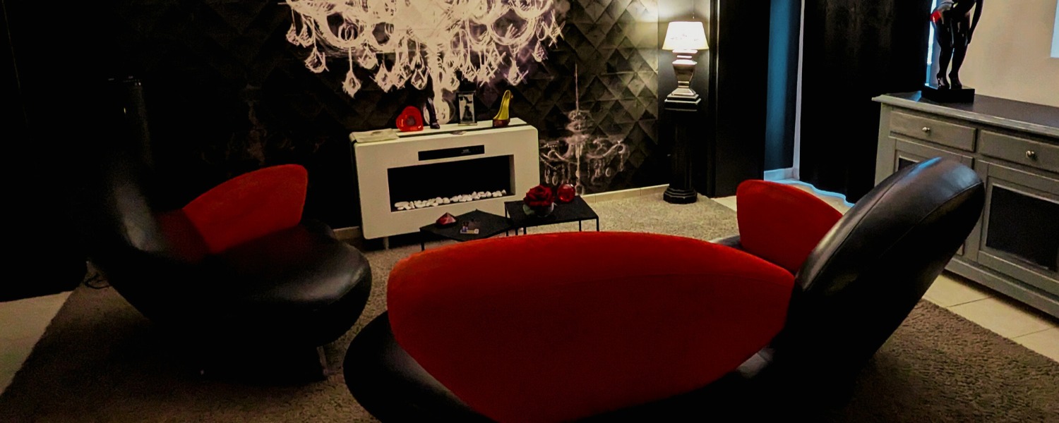 love room salon du bas avec canapé rouge