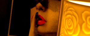 Détails de décoration subtiles et sensuels : tableau d'une femme qui met son doigt devant la bouche