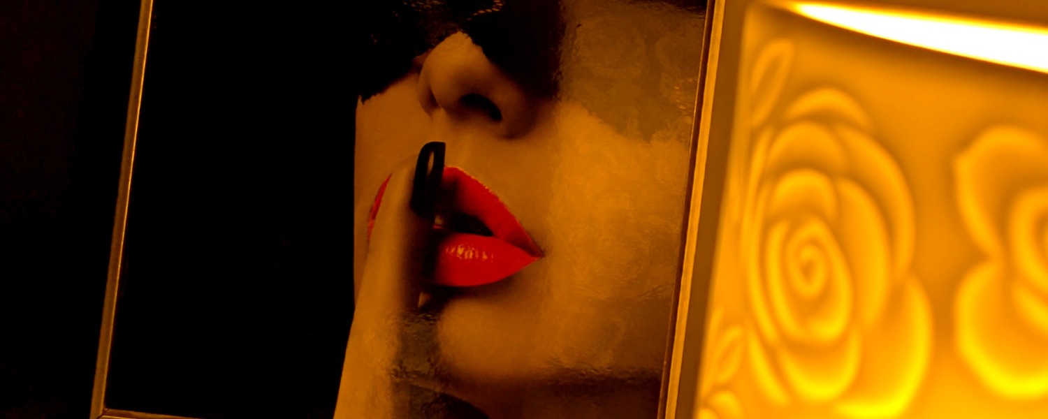 Détails de décoration subtiles et sensuels : tableau d'une femme qui met son doigt devant la bouche