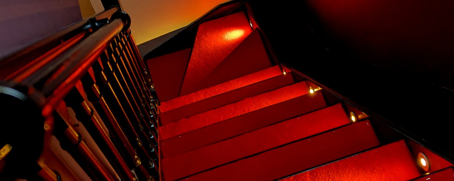 escalier rouge du love gîte, ambiance feutrée