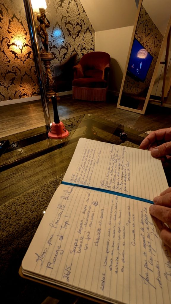 livre d'or à l'étage de la love room